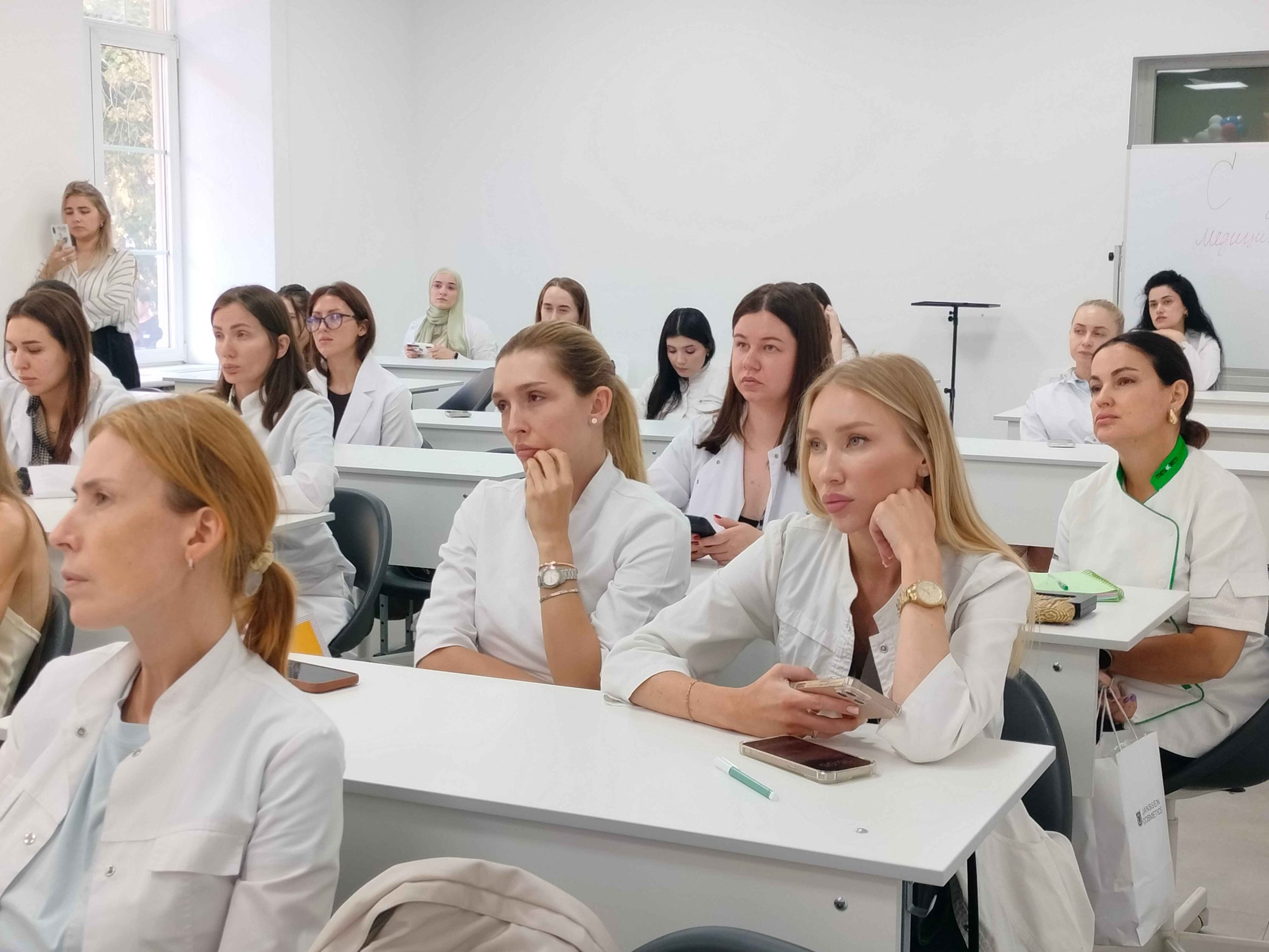Проходной балл и вступительные испытания: что важно знать абитуриенту медколледжа 2026?